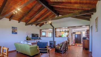 Comfort House, River View | Living area