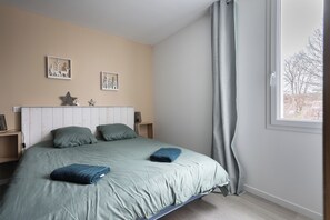 2 bedrooms, travel cot, free WiFi, bed sheets