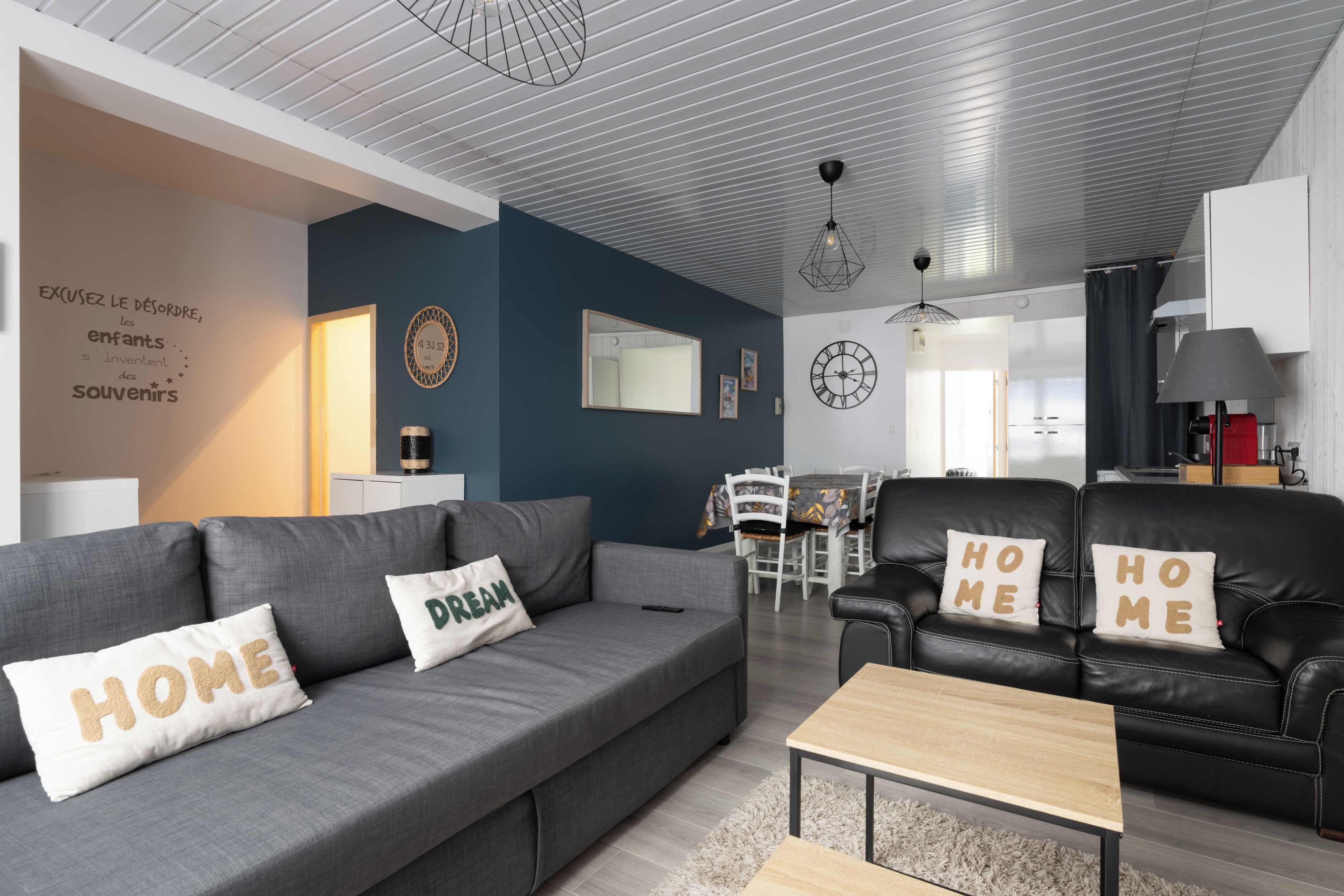 Una Smart TV, libros, una videoteca