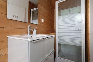 Dusche, Haartrockner, HandtĂŒcher, Toilettenpapier