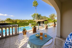 Outdoor dining - Villa Can Emmes (Alcúdia)