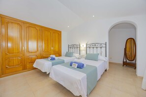 5 bedrooms, in-room safe, iron/ironing board, free WiFi