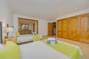 5 chambres, coffres-forts dans les chambres, fer et planche à repasser