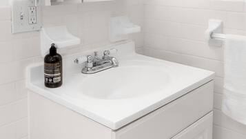 Secador de pelo, toallas, jabón, papel higiénico