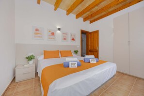 6 bedrooms, iron/ironing board, free WiFi, bed sheets