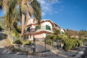 Exterior - Apartment 'Giardino Miramare' with Sea View, Wi-Fi and Air Conditioning (Imperia)