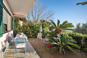 Outdoor dining - Apartment 'Giardino Miramare' with Sea View, Wi-Fi and Air Conditioning (Imperia)