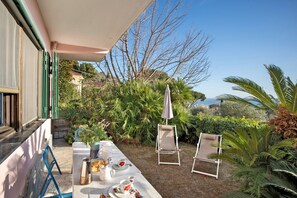 Outdoor dining - Apartment 'Giardino Miramare' with Sea View, Wi-Fi and Air Conditioning (Imperia)