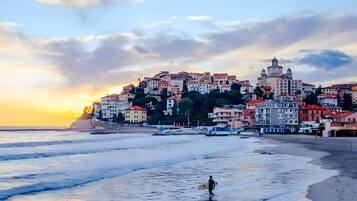 Una spiaggia nelle vicinanze