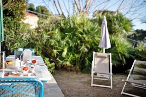 Outdoor dining - Apartment 'Giardino Miramare' with Sea View, Wi-Fi and Air Conditioning (Imperia)