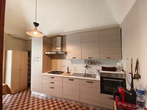 Kühlschrank, Ofen, Herdplatte, Wasserkocher mit Kaffee-/Teezubehör