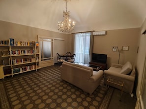 Smart-TV, Bücher, Musikbibliothek, Stereoanlage