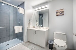 Appartamento Luxury, cucina | Bagno | Doccia, asciugacapelli, asciugamani, carta igienica
