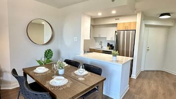 Comfort Apartment, 1 Bedroom, Balcony, Park View | Dining room