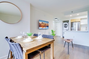 Comfort Apartment, 1 Bedroom, Balcony, Park View | In-room dining - Metro-Friendly DC Apartments (Arlington)