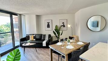 Departamento Confort, 1 habitación, balcón, vista al parque | Comedor