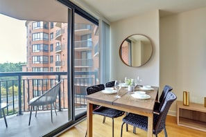 Comfort Apartment, 1 Bedroom, Balcony, Park View | In-room dining