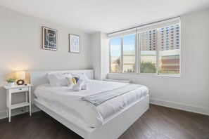 Premium bedding, desk, blackout curtains, iron/ironing board - Metro-Friendly DC Apartments (Arlington)