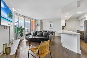 Comfort appartement, 2 slaapkamers, balkon, uitzicht op park | Woonruimte | Een 50-inch plasmatelevisie met kabelzenders