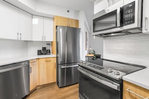 Comfort appartement, 1 slaapkamer, balkon, uitzicht op park | Privékeuken | Een koelkast, een magnetron, een oven, een kookplaat