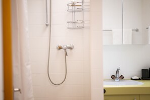 Dusche, Haartrockner, Handtücher