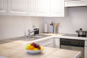 Réfrigérateur, four, lave-vaisselle, cafetière/bouilloire