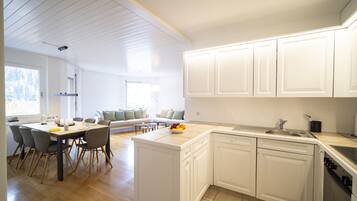 Fridge, oven, dishwasher, coffee/tea maker