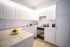 Kjøleskap, ovn, oppvaskmaskin og kaffetrakter/tekoker