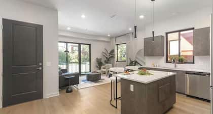 A MUST STAY - Historic Woodbridge, Mins to DMC, WSU, Midtown, Motor City Action