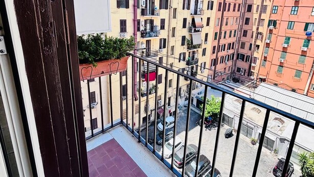 Un balcon donnant sur un immeuble résidentiel à plusieurs étages.