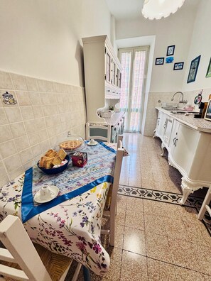 Dining - At Linda's house (Roma)