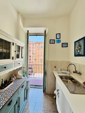 Kühlschrank, Mikrowelle, Herdplatte, Wasserkocher mit Kaffee-/Teezubehör