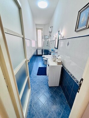 Eco-friendly toiletries, hair dryer, bidet, towels - At Linda's house (Roma)