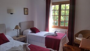 4 bedrooms, iron/ironing board, free WiFi, bed sheets