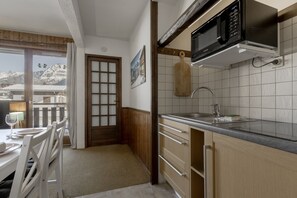 Kühlschrank, Mikrowelle, Wasserkocher mit Kaffee-/Teezubehör