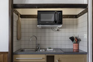 Réfrigérateur, micro-ondes, cafetière/bouilloire, bouilloire électrique