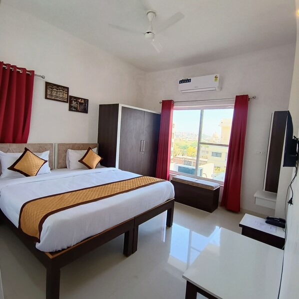 Desk, laptop workspace, free WiFi - Hotel Arul's (Udaipur)