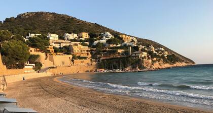 Charming 2-bedroom bungalow in Moraira, 5 minute walk to town and beach