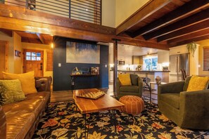 Smart TV, fireplace, video games, foosball - Cloud Atlas, Sledding, Disc Golf, Dog Friendly, Games! (Green Valley Lake)