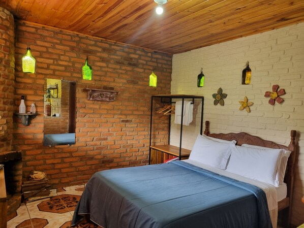 Superior Double Room, Lanai, Hill View | Individually decorated, laptop workspace, free WiFi, bed sheets - Pousada Canto da Serra (Lima Duarte)