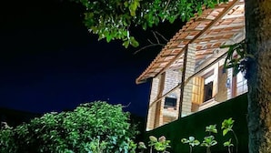 Una casa con techo de ladrillo y césped verde.