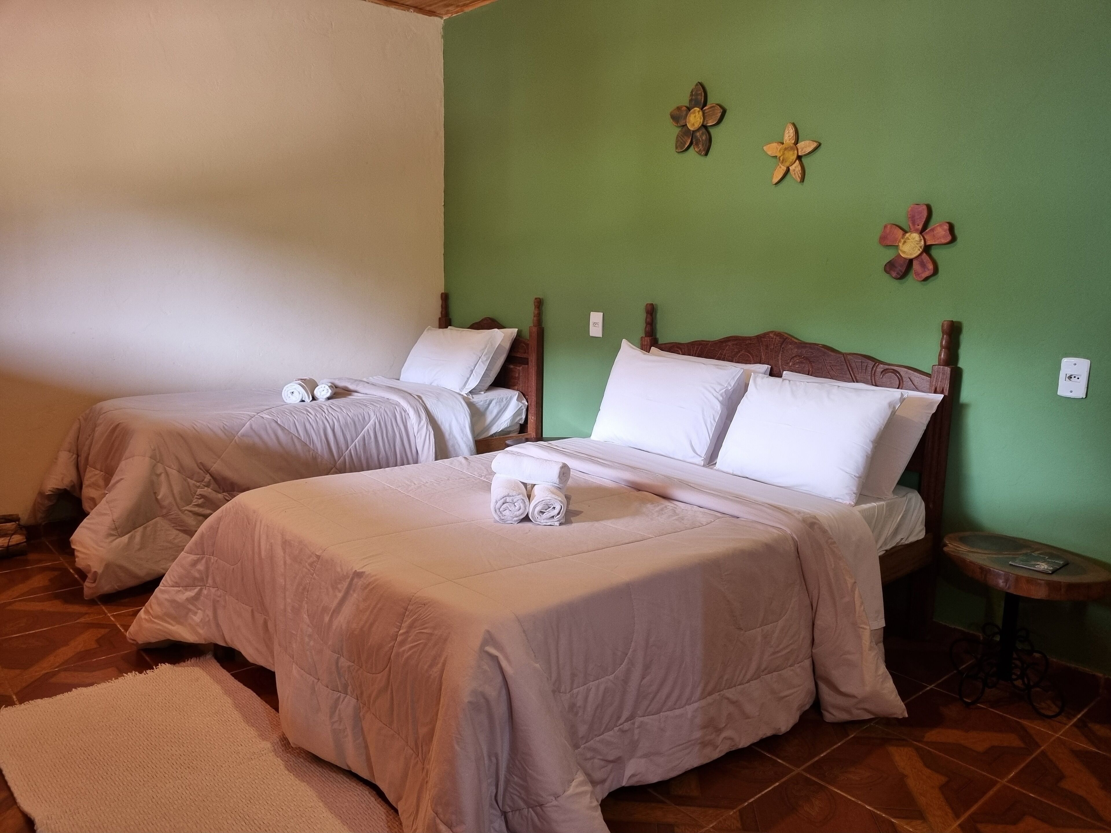 Habitación triple superior, lanai, vista a la colina | Decoración personalizada y espacio para trabajar con laptop 