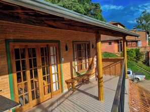 高级四人房, 外廊, 山景 | 特色装修、笔记本电脑工作区、免费 WiFi、床单