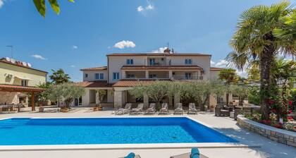 Beachfront flat with 60m2 pool, BBQ, sun loungers, only 800 metres to the beach