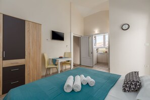 1 bedroom, desk, free WiFi, bed sheets