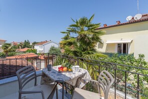Outdoor dining - Beachfront flat with 60m2 pool, BBQ, sun loungers, only 800 metres to the beach (Porec)