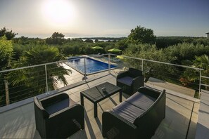 Pool - Charming flat just 400 metres from the beach with large pool, private terrace, barbecue, sun loungers (Porec)
