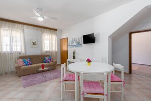 Interior - Charming flat just 400 metres from the beach with large pool, private terrace, barbecue, sun loungers (Porec)