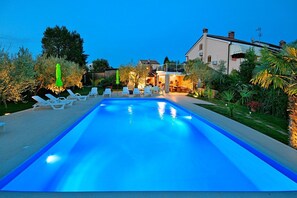 Pool - Charming flat just 400 metres from the beach with large pool, private terrace, barbecue, sun loungers (Porec)