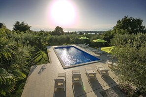 Pool - Charming flat just 400 metres from the beach with large pool, private terrace, barbecue, sun loungers (Porec)